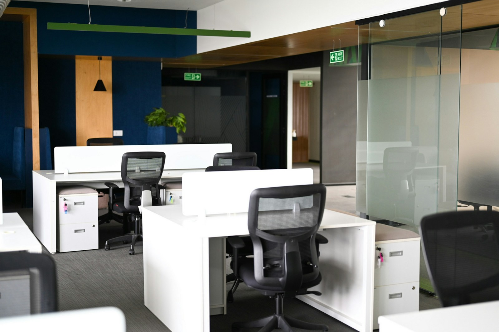 Open space contemporain avec postes de travail